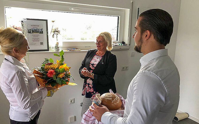 Kern-Haus Verkaufsberaterin Ute Kaiser mit Bauherren bei Hausübergabe des Appartmenthaus in Naumburg
