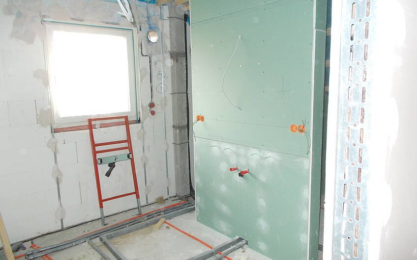 Verkleidete Sanitärrohinstallation im Badezimmer des individuell geplanten Einfamilienhauses Esprit von Kern-Haus in Hohen-Sülzen