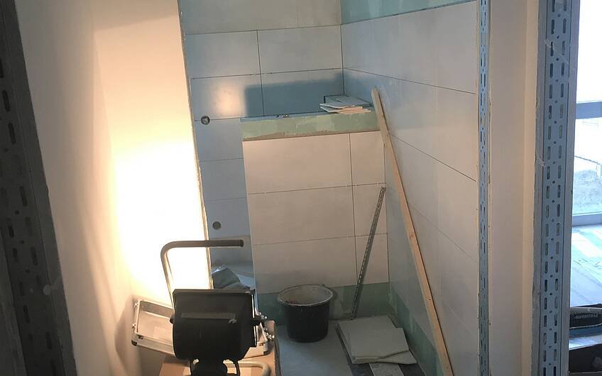 Verlegung der Fliesen im Badezimmer im frei geplanten Einfamilienhaus von Kern-Haus in Schifferstadt