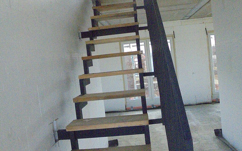 Treppe mit Baustufen in der Kern-Haus-Stadtvilla Signus in Obrigheim