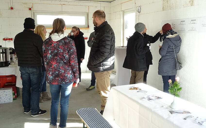 Besucher bei Rohbaubesichtigung von Kern-Haus Vero in Magdeburg