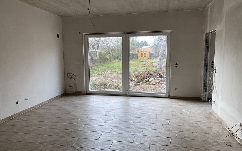 Wohnzimmer mit Holzfliesen in Kern-Haus Doppelhaushälfte in Magdeburg