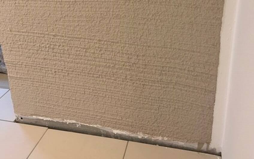 Mit viel Geschick hergestellt: Die Wände im Flur in Besenputztechnik