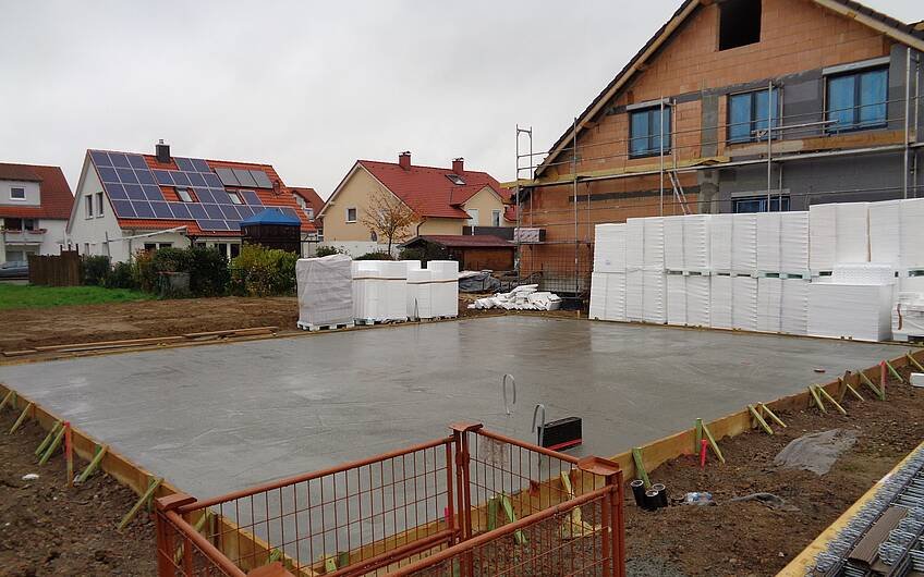 Betonierte Bodenplatte für das frei geplante Einfamilienhaus von Kern-Haus in Römerberg