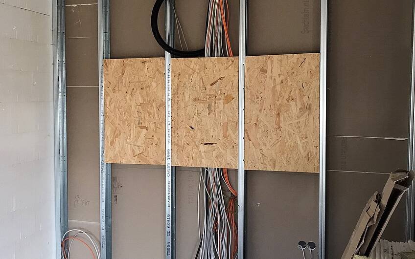 Die Elektriker verlegen die Leitungen.