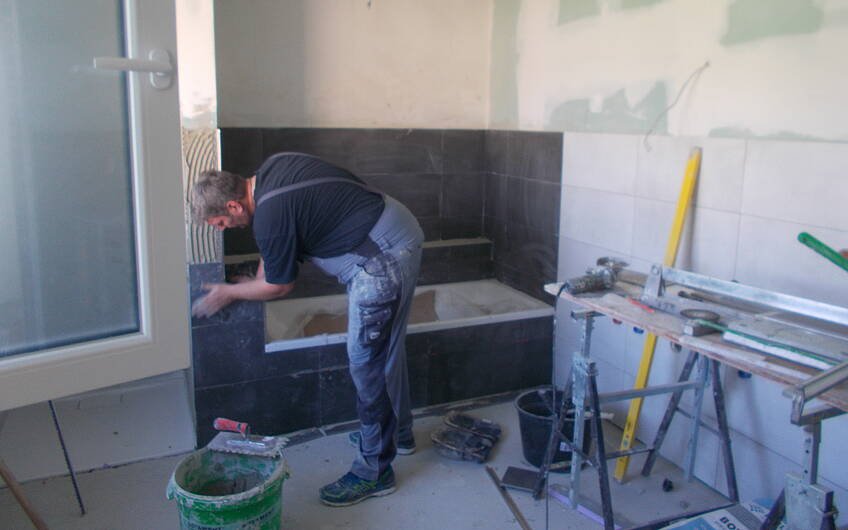 Fliesenarbeiten im Badezimmer der Kern-Haus-Stadtvilla Signus in Dettenheim