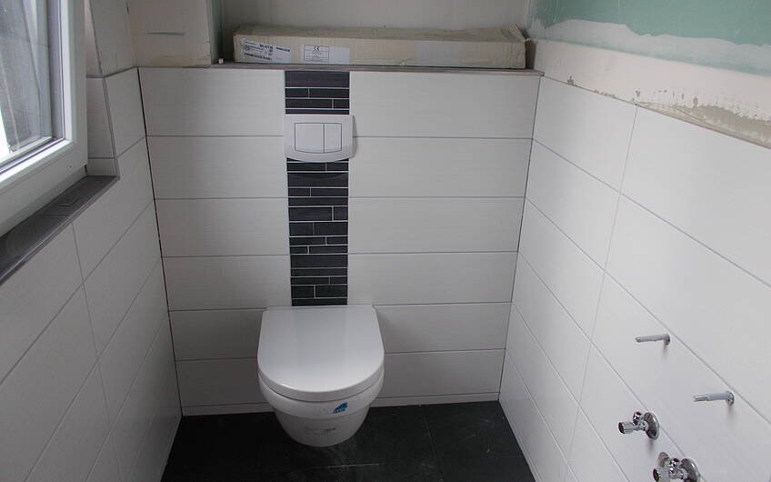 Montierte Toilette im individuell geplanten Einfamilienhaus Luna von Kern-Haus in Dettenheim