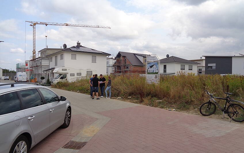 Bauanlaufgespräch am Grundstück für das individuell geplante Einfamilienhaus Signum von Kern-Haus in Römerberg