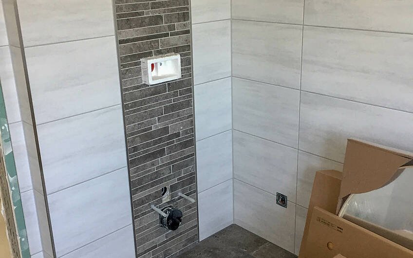 Fliesen an WC im Bad in Kern-Haus Rohbau in Weißenfels