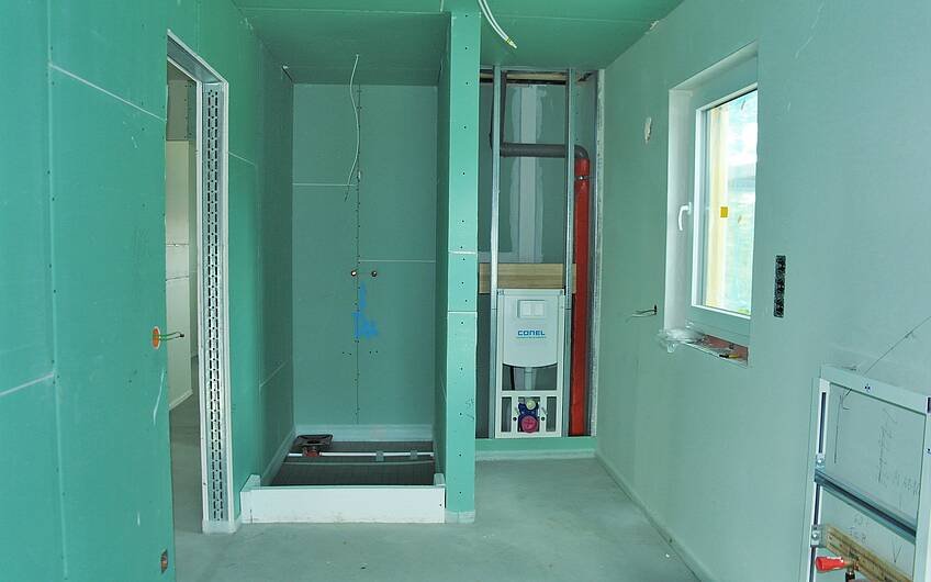 Badezimmer im Rohbauzustand in einem Kern-Haus mit Keller