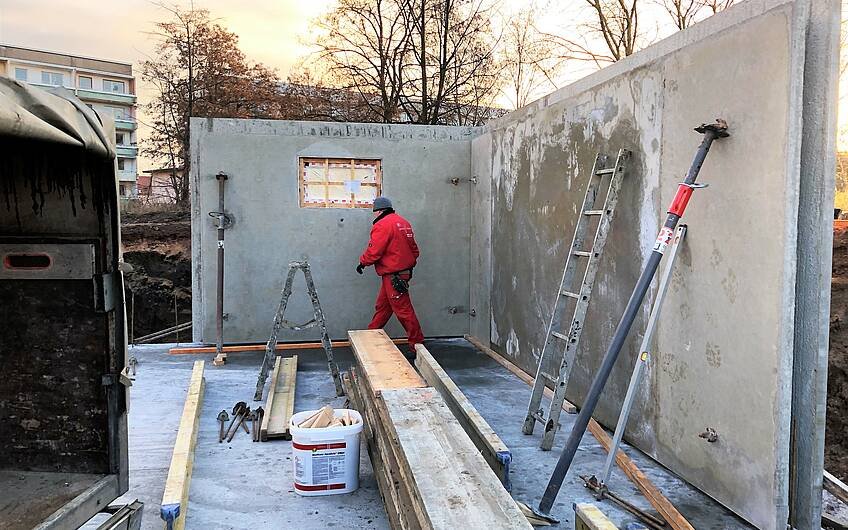 Aufstellen der Wände für einen Betonkeller für ein Kern-Haus