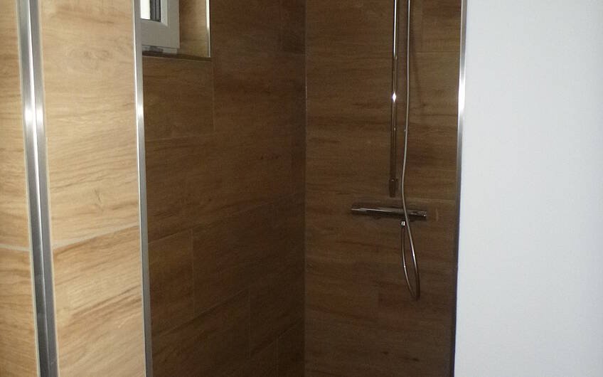 Dusche im Badezimmer in der individuell geplanten Kern-Haus-Stadtvilla Novo in Angelbachtal mit Carport
