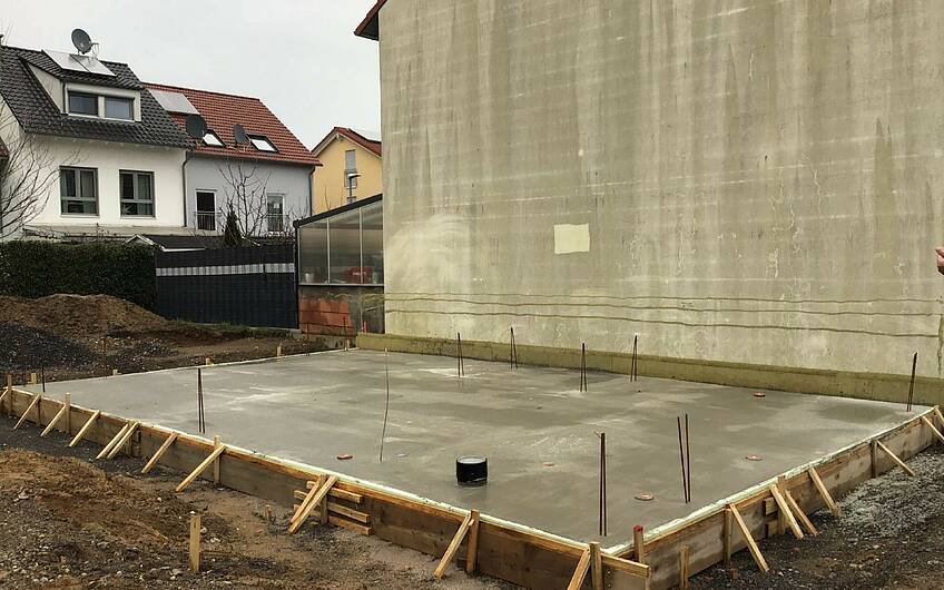 Bodenplatte der individuell geplanten Doppelhaushälfte Twin XL von Kern-Haus in Eggenstein-Leopoldshafen