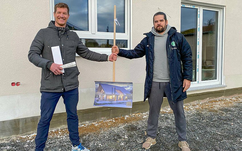 Hausübergabe mit Bauherr und Verkaufsberater Stefan Holtz für Kern-Haus Stadtvilla in Leipzig Hartmannsdorf