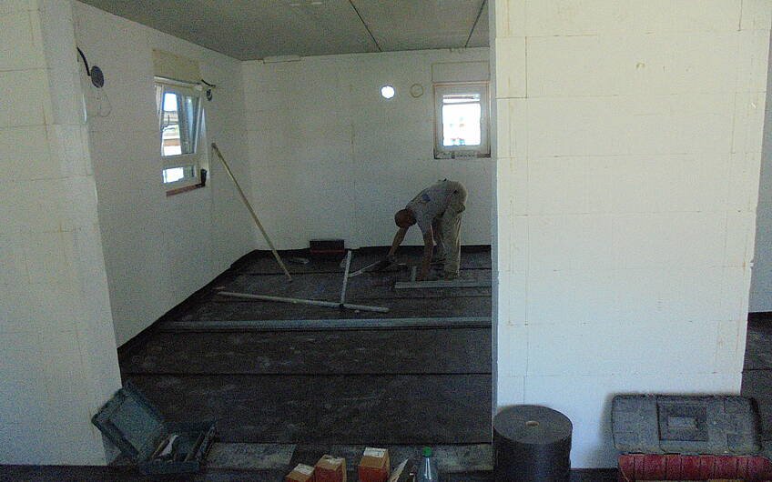 Trockenbauer bei der Arbeit im individuell geplanten Einfamilienhaus Komfort von Kern-Haus in Neupotz