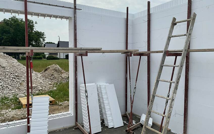 Zum Betonieren werden die Wände mit Baustützen gesichert.