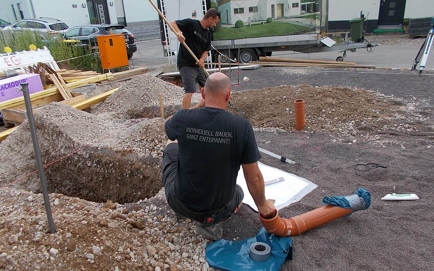 Eingrabung des Abwasserrohrs und der Mehrsparten-Hauseinführung für das Kern-Haus Esprit in Hohen-Sülzen