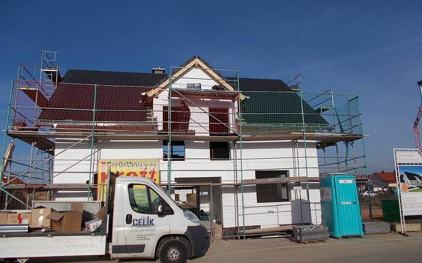 Arbeiten am Dach des individuell geplanten Einfamilienhauses von Kern-Haus in Römerberg