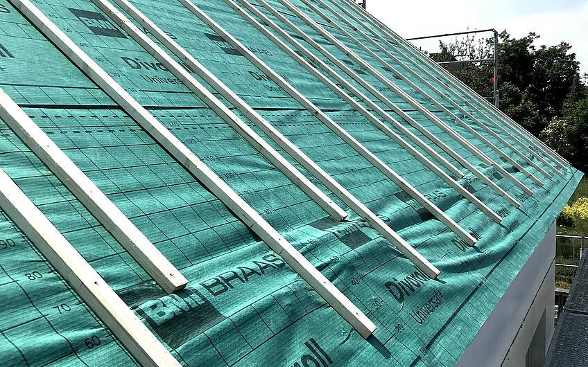 Mit der Folie wird das Dach noch sicherer gegen Witterungseinflüsse geschützt.