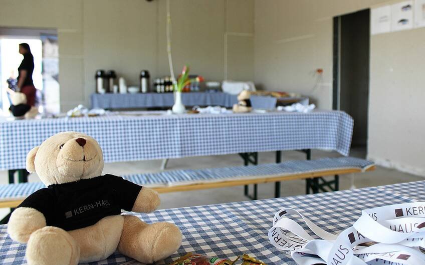 Blick auf Tische für Rohbaufest im Kern-Haus-Bungalow