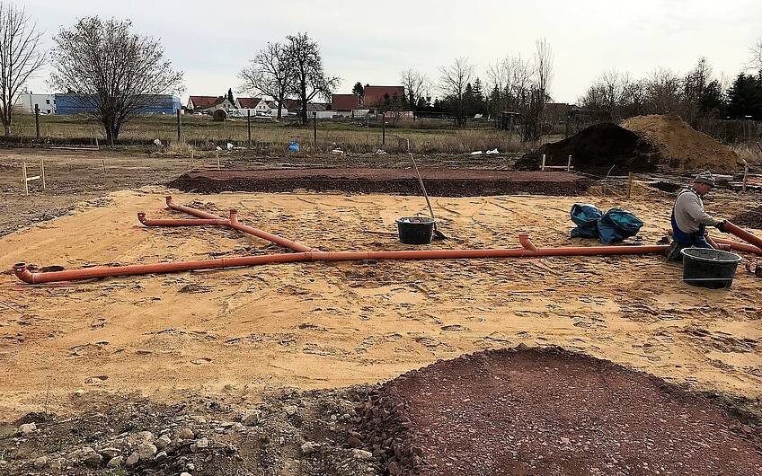 KG-Rohre werden für ein Kern-Haus in Magdeburg verlegt