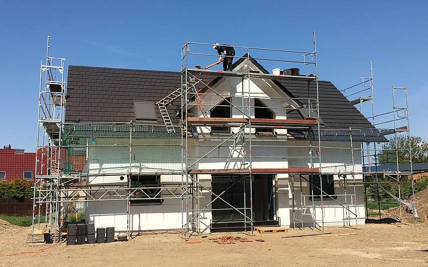 Das Dach des Kern-Hauses in Aschersleben ist gedeckt.