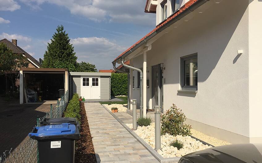 Fertig gestalteter Zugang zum individuell geplanten Einfamilienhaus Magnum von Kern-Haus in Dannstadt-Schauernheim