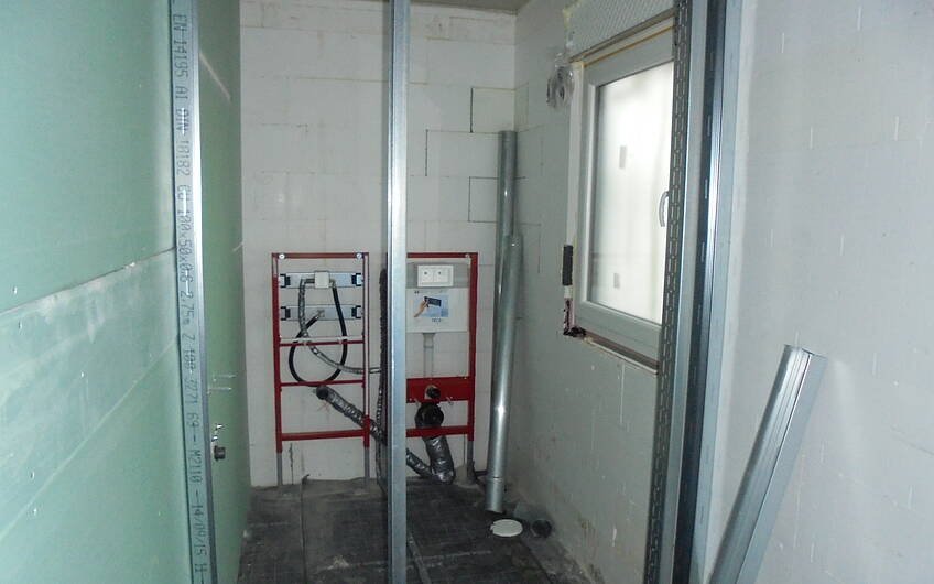 Sanitärrohinstallation im Gäste-WC der Kern-Haus-Stadtvilla Signus in Obrigheim