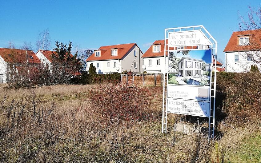 Bauschild auf Grundstück des Kern-Haus in Dölau
