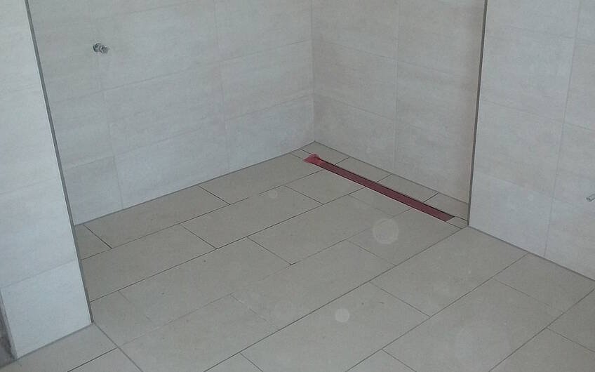 Die modern gestaltete bodengleiche Dusche 