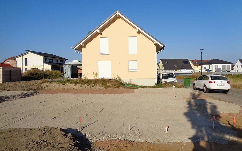 Vorbereitetes Grundstück für das individuell geplante Einfamilienhaus Luna von Kern-Haus in Dettenheim