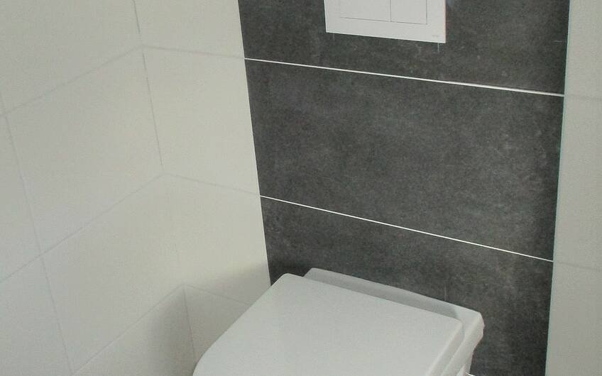 Das stilvolle Wand-WC wurde installiert.