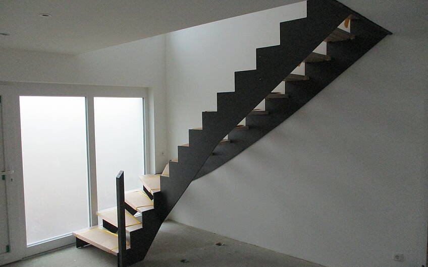 In das Obergeschoss führt die formschöne Treppe.