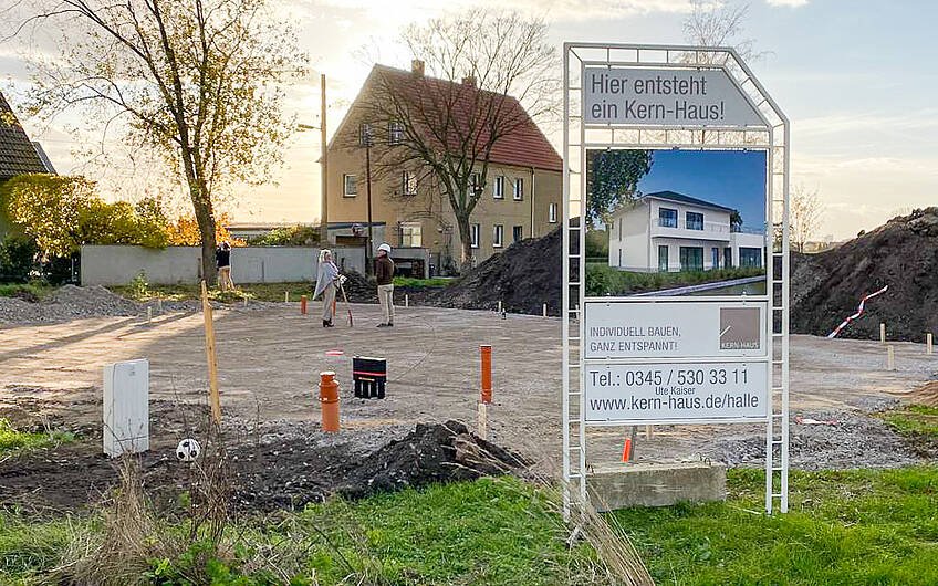 Gründungspolster mit Bauschild für Kern-Haus Gredo in Halle Reideburg