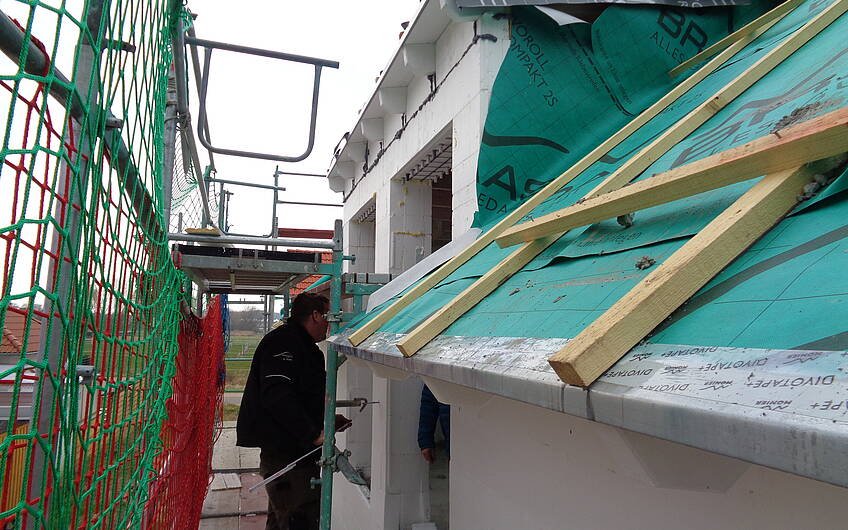 Vorbereitungen zur Dacheindeckung und zur Fenstermontage im frei geplanten Einfamilienhaus von Kern-Haus in Freisbach