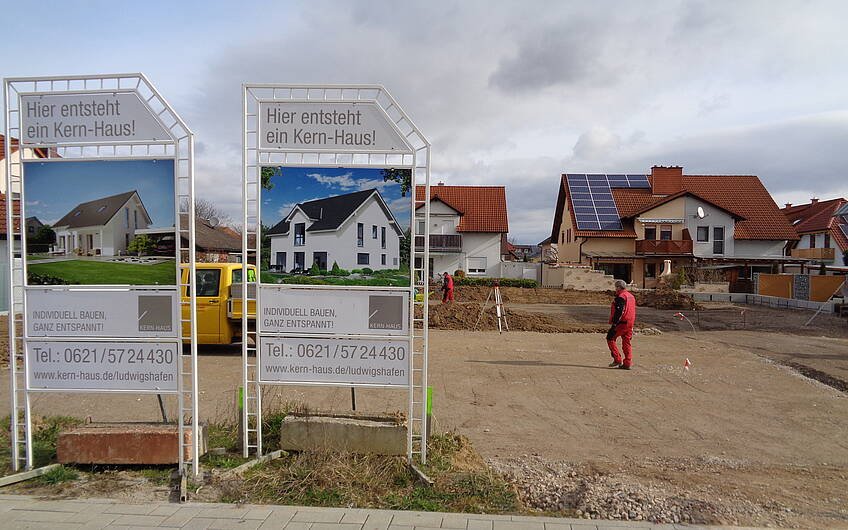 Baustellenschilder auf dem Grundstück für das frei geplante Einfamilienhaus von Kern-Haus in Römerberg