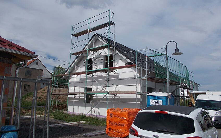 Rohbau des individuell geplanten Einfamilienhauses Esprit von Kern-Haus in Hohen-Sülzen mit eingedecktem Dach