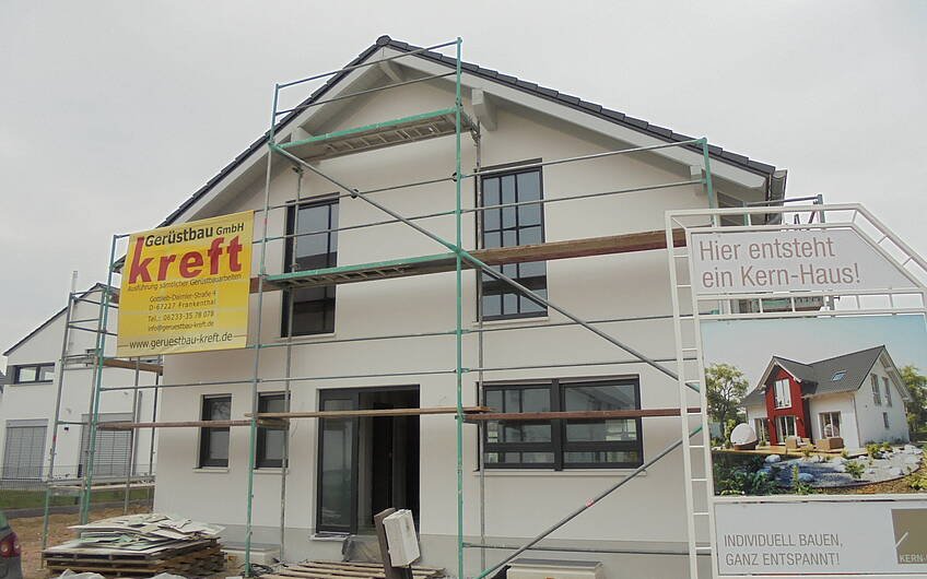 Fertig verputzte Außenfassade des frei geplanten Einfamilienhauses von Kern-Haus in Worms