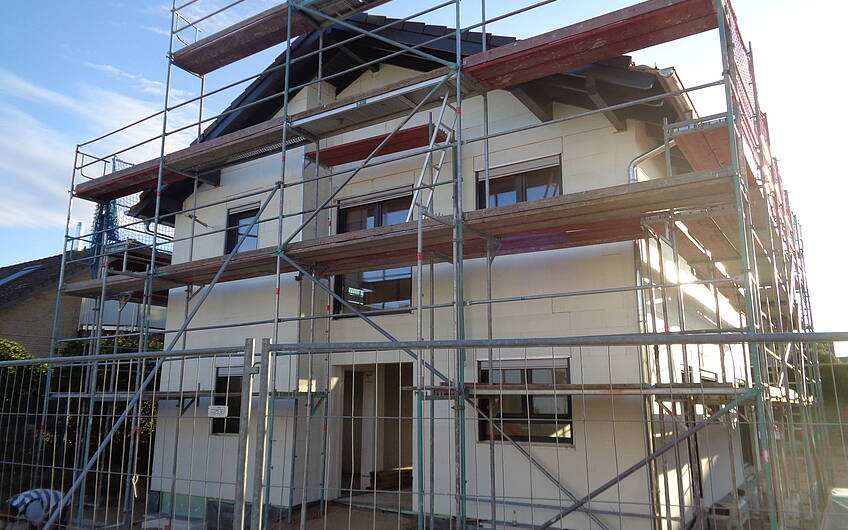 Einbau der Fenster im Rohbau des individuell geplanten Einfamilienhauses Vero von Kern-Haus in Harthausen