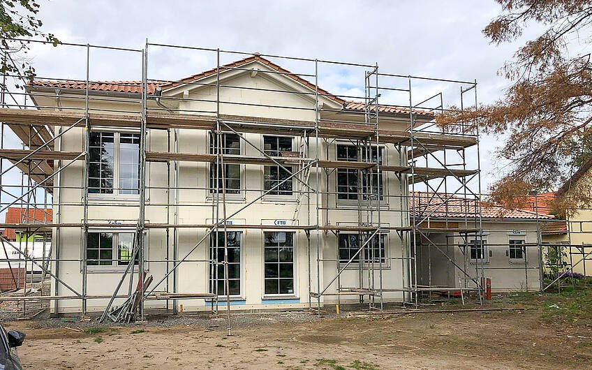 Einbau der Fenster und Dacheindeckung auf Kern-Haus Aurelio Rohbau in Leipzig