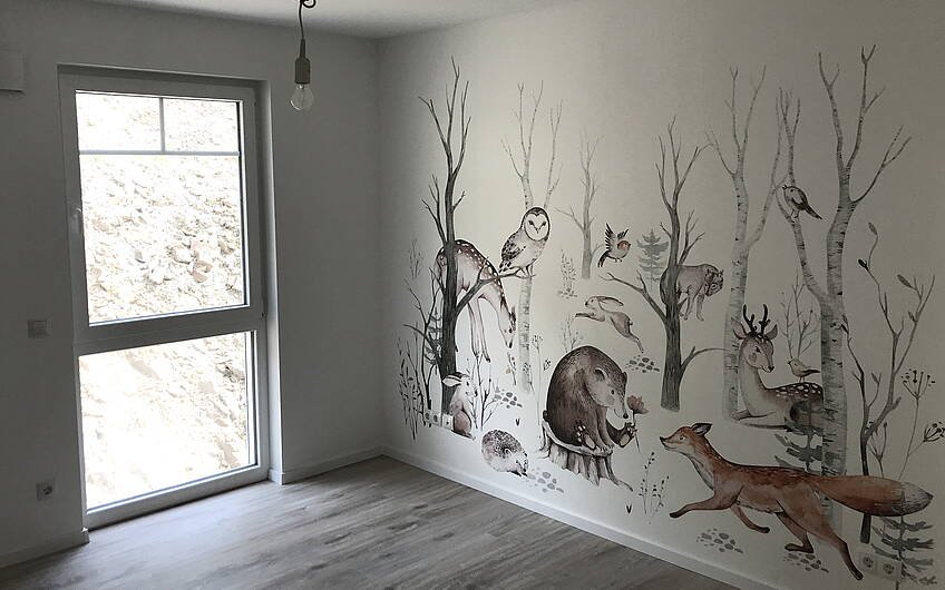 Im Kinderzimmer verziert ein wunderschönes Bild die Wand.