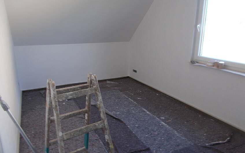 Zimmer mit gestrichenen Wänden im Kern-Haus Luna in Dettenheim