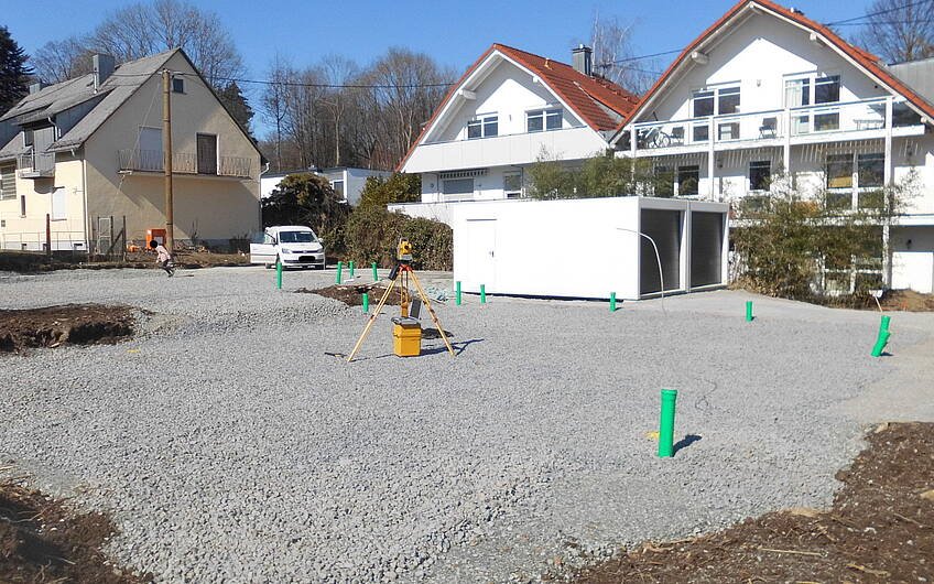 Für das Erstellen des Kern-Hauses wird vor Beginn der Arbeiten eine Hausabsteckung durchgeführt, damit wird die genaue Position der Bodenplatte festgelegt.