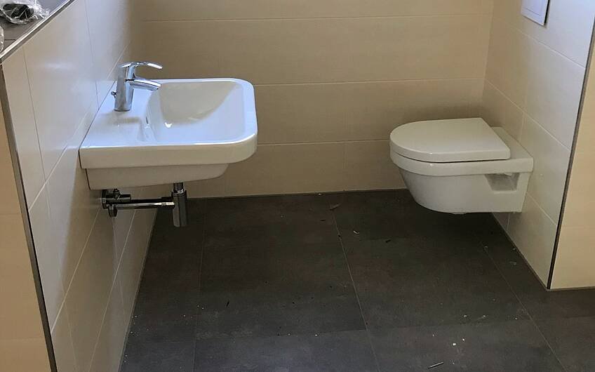 Das Gäste-WC wurde fertig gefliest und die Sanitärobjekte montiert.
