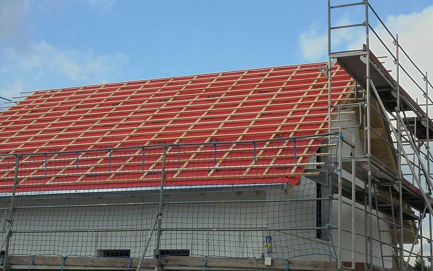 Beginn der Dacheindeckung des individuell geplanten Einfamilienhauses Komfort von Kern-Haus in Herxheim