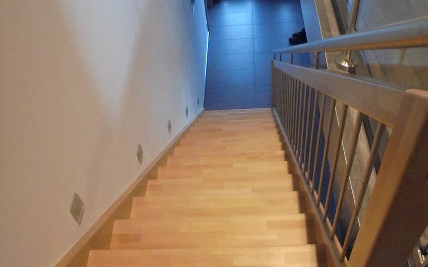 Massivholztreppe im individuell geplanten Einfamilienhaus Futura Pult von Kern-Haus in Obrigheim