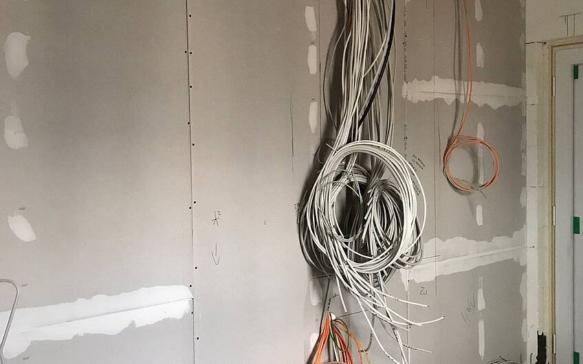 Die Elektroleitungen werden im Hauswirtschaftsraum zusammengeführt und im Stromkasten angeschlossen.