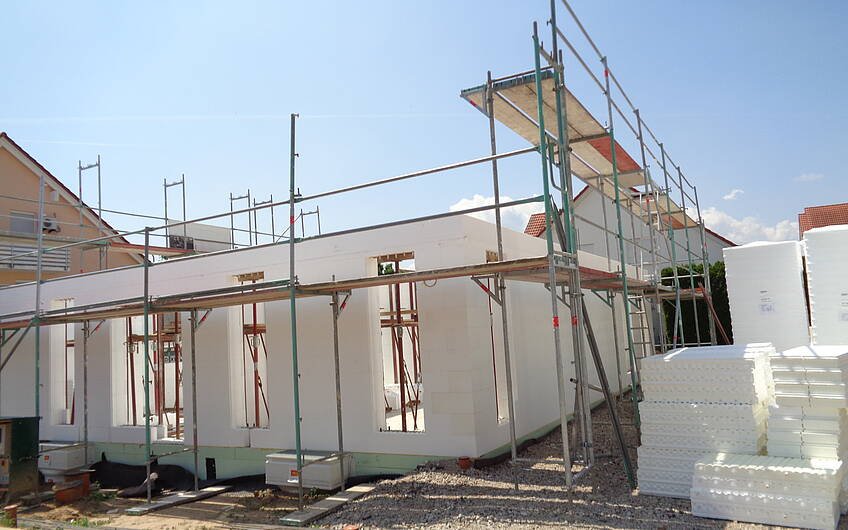 Bau des Erdgeschosses des frei geplanten Einfamilienhauses von Kern-Haus in Gönnheim