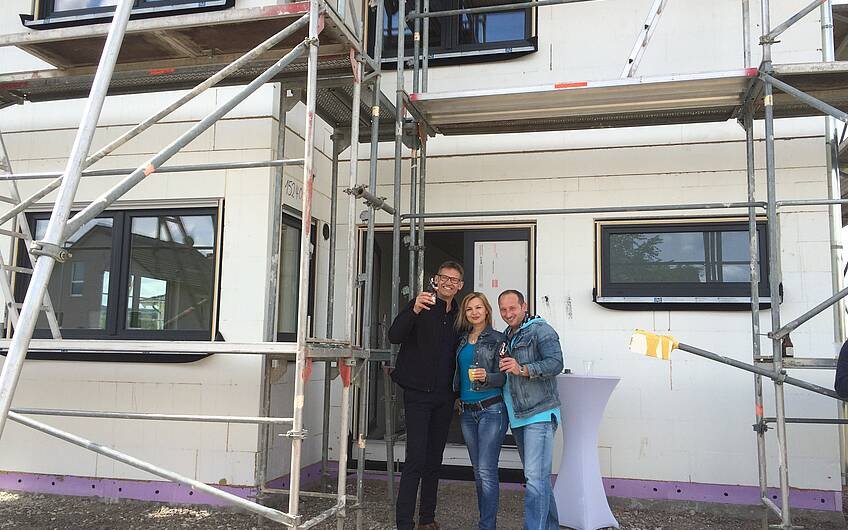 Bauherren beim Rohbaufest im individuell geplanten Einfamilienhaus Futura Pult von Kern-Haus in Obrigheim