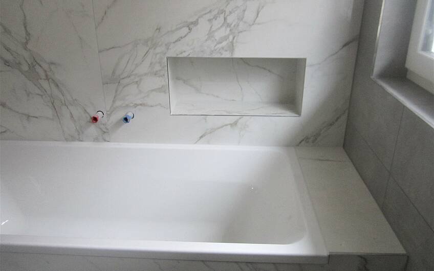 Über der Badewanne wurde eine praktische Ablage integriert.